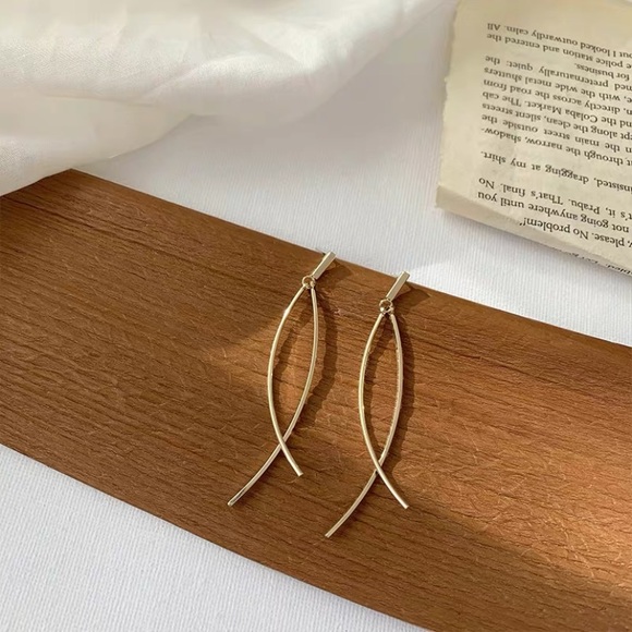 💙💕LAST ONE Minimalist Wire Earrings - Picture 2 of 11